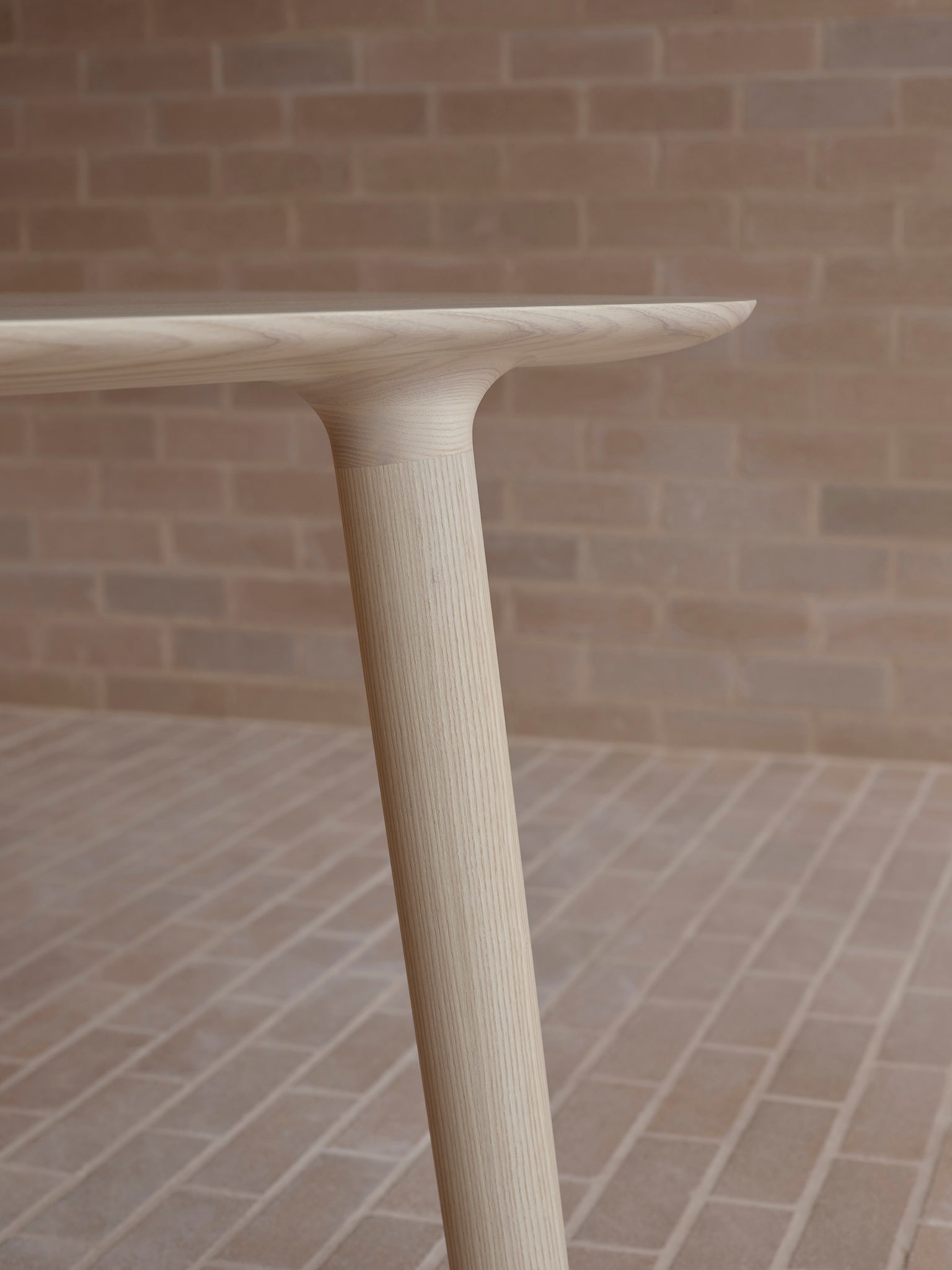 Mast Furniture Stem table in white ash